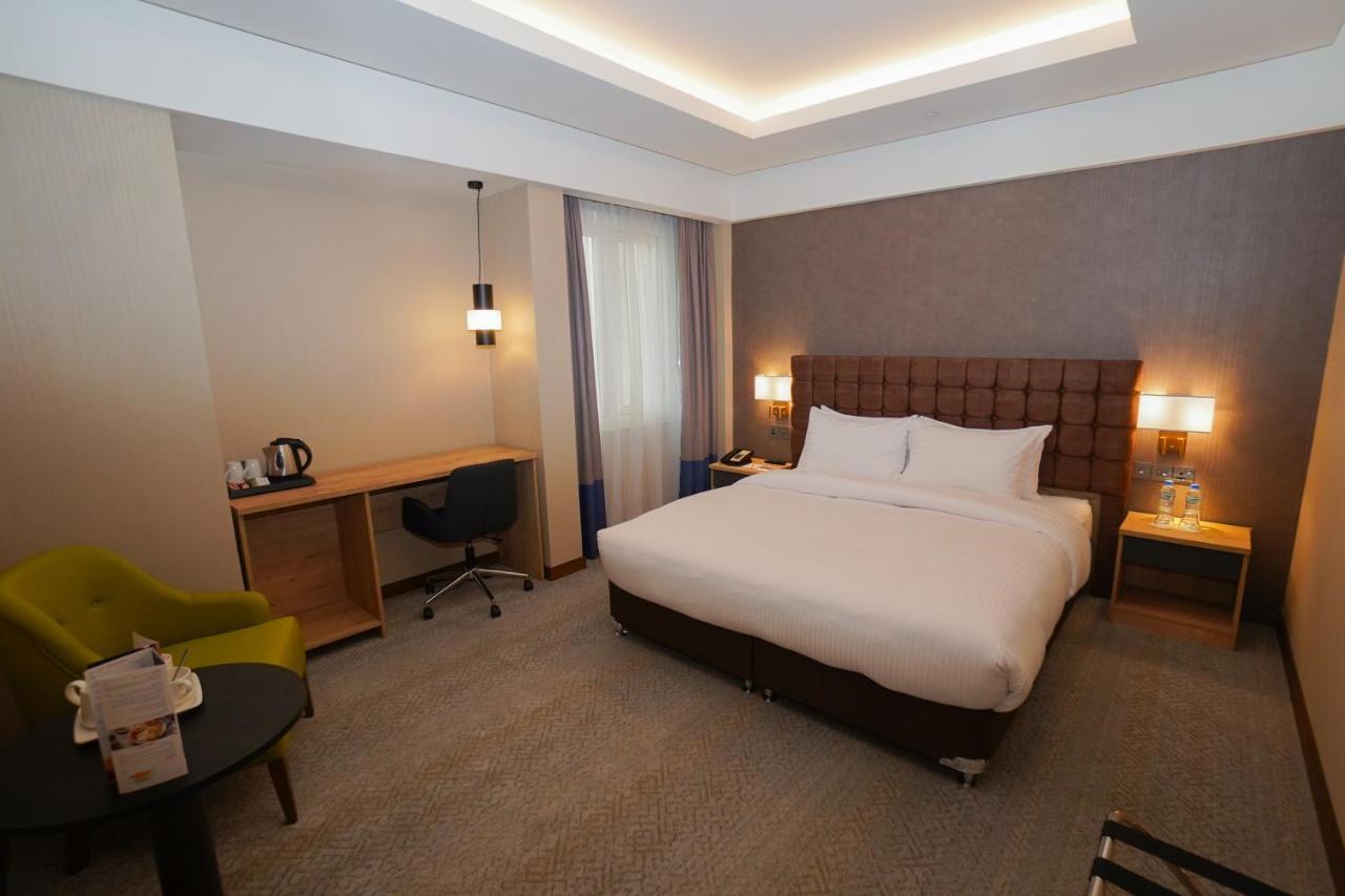 The Grand Lux Hotel Доха Екстериор снимка A room at the hotel