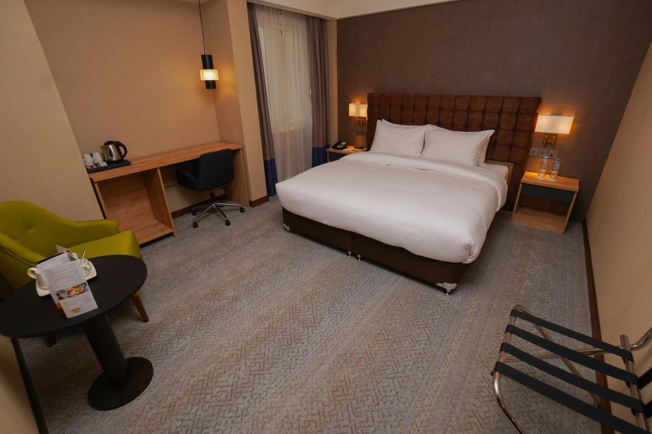 The Grand Lux Hotel Доха Екстериор снимка A room at the hotel