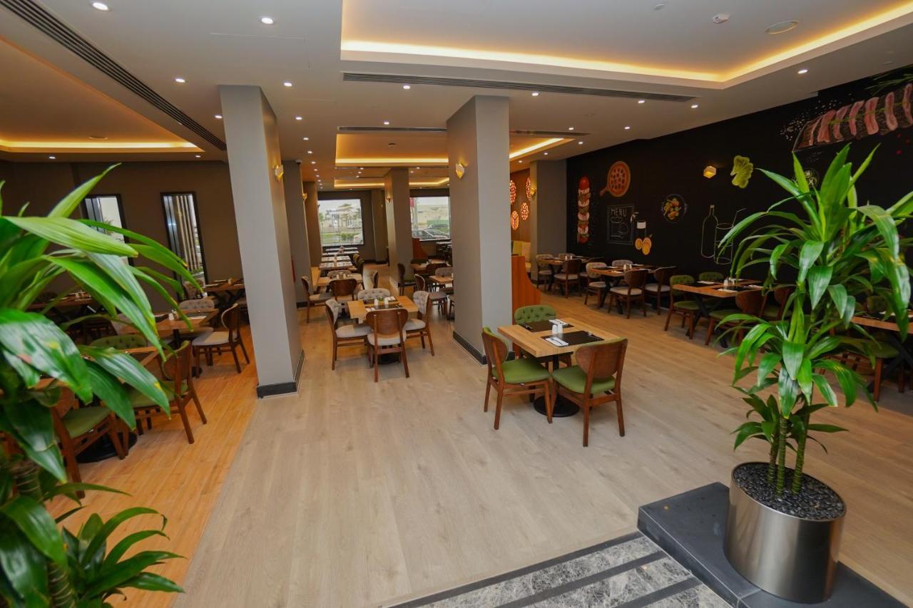 The Grand Lux Hotel Доха Екстериор снимка Restaurant