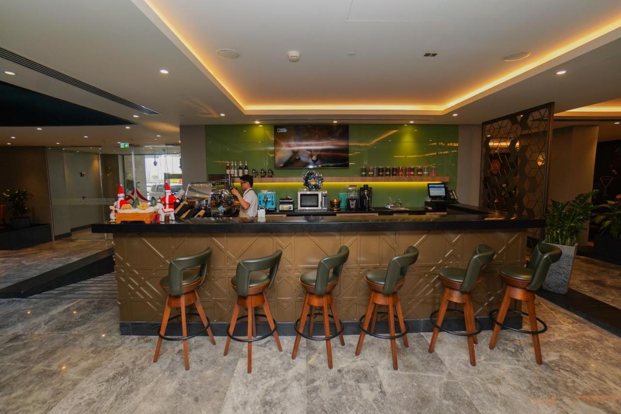 The Grand Lux Hotel Доха Екстериор снимка The bar at the lounge