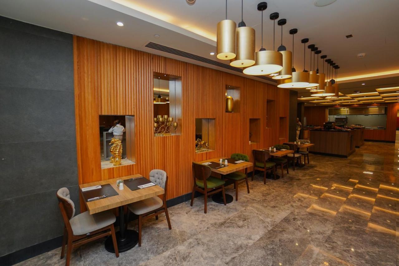 The Grand Lux Hotel Доха Екстериор снимка The interior of the restaurant