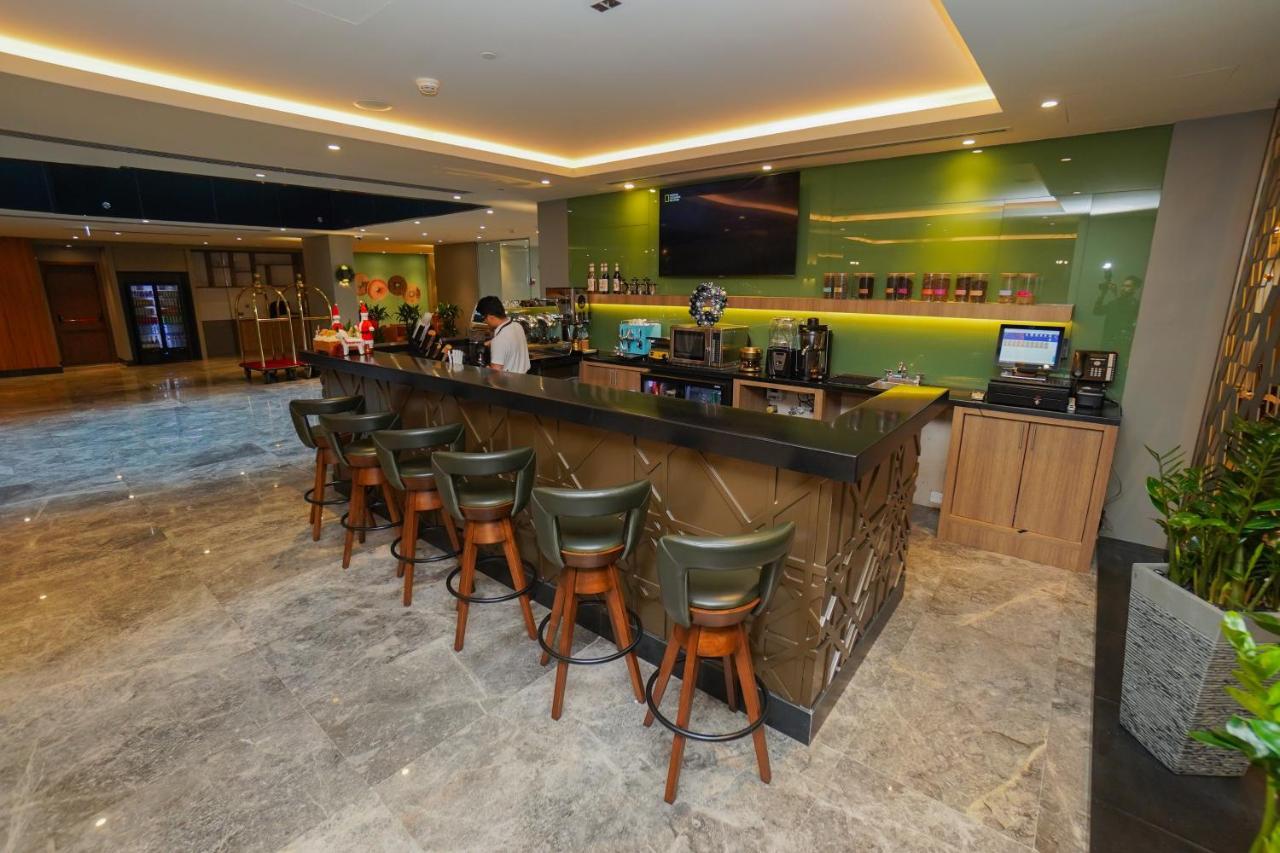The Grand Lux Hotel Доха Екстериор снимка The bar at the lounge